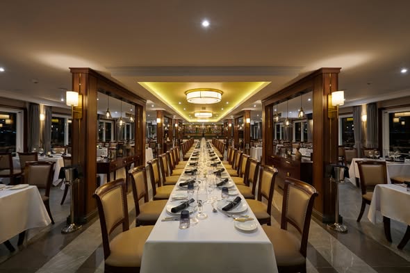 Không gian nhà hàng ấm cúng, sang trong