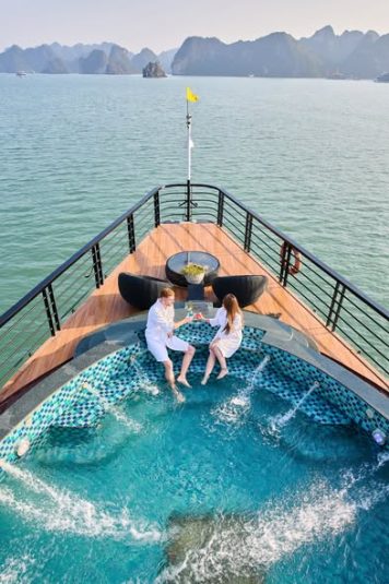 Bể sục mũi thuyền tận hưởng sự thư giãn