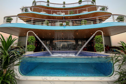 Bể bơi lớn view vịnh cực đẹp 