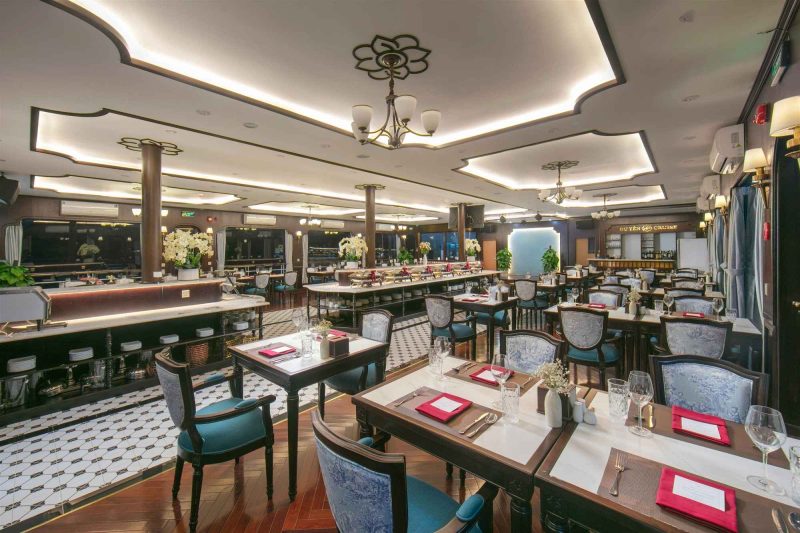 Nhà hàng cao cấp không gian rộng thoáng 