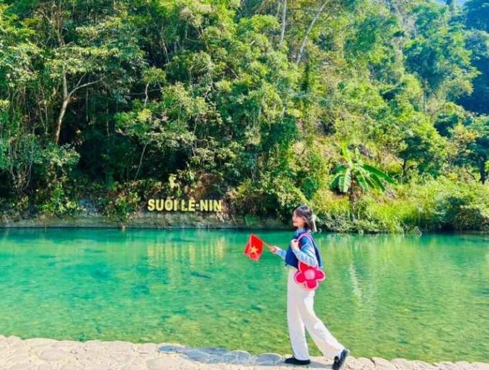 Suối Lê ninh trong xanh soi thấy đáy 