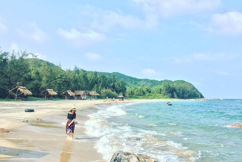 Tắm bãi tắm Minh Châu 