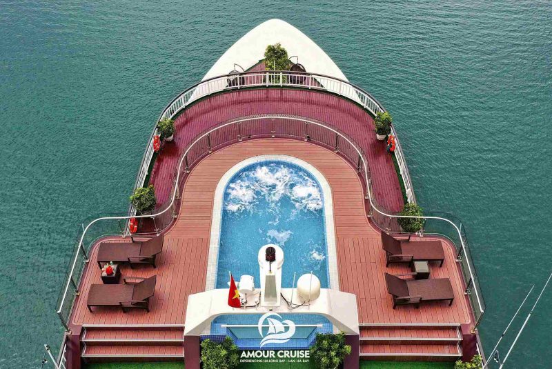 Trải nghiệm bể sục Jacuzzi cực thư giãn 