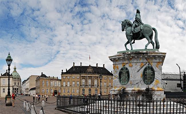 Cung điện Amalienborg - nơi ở của Hoàng gia Đan Mạch