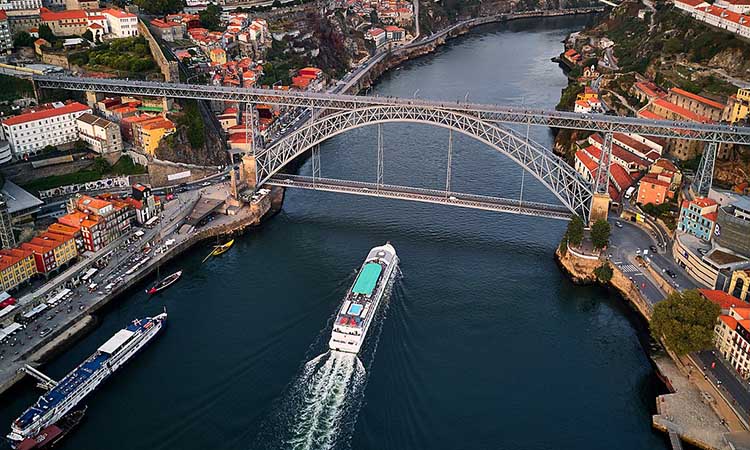 cầu Dom Luis I - công trình biểu tượng bắc qua sông Douro