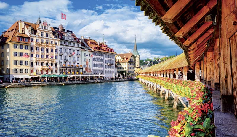 Cầu Chapel – Kapellbrücke, cây cầu gỗ lịch sử nổi tiếng của Lucerne