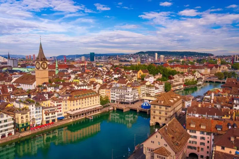 phố Bahnhofstrasse xa hoa và chiêm ngưỡng Hồ Zurich trong xanh.